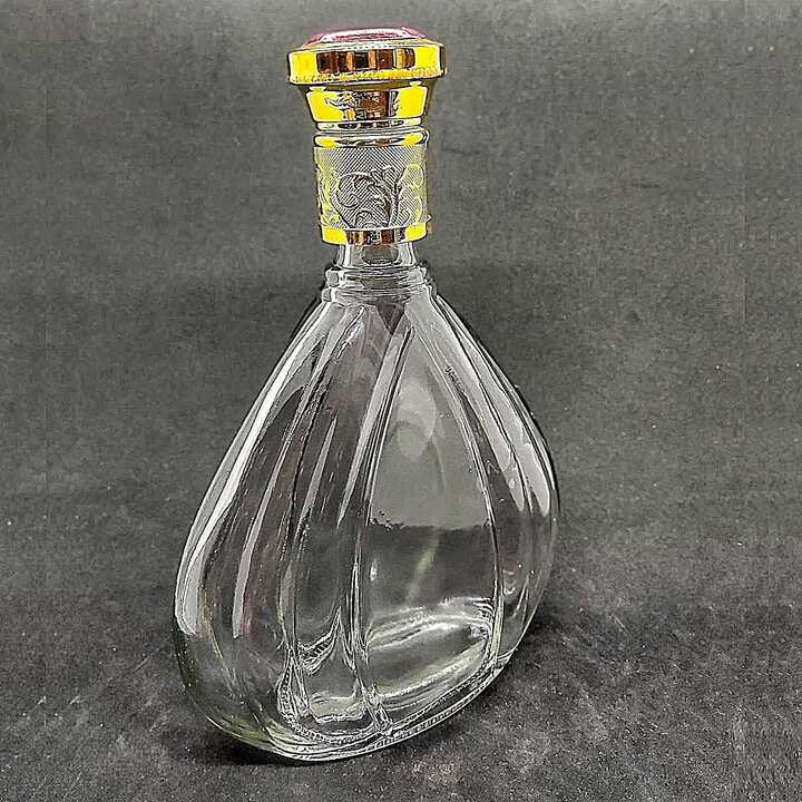 Chai Thủy Tinh Đựng Rượu 500ml cao cấp – mẫu Giọt nước kiểu dẹp, hoa văn cánh sen, nắp Đỏ (Mẫu C5)