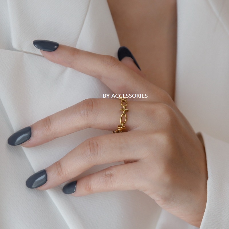 Nhẫn titan cách điệu dấu thập phối oval rỗng xinh không gỉ