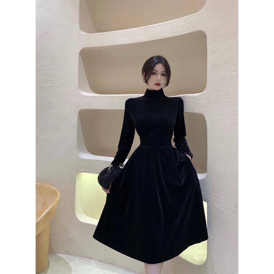 Đầm nhung đen cổ lọ dáng xòe tiểu thư phong cách vintage cổ điển