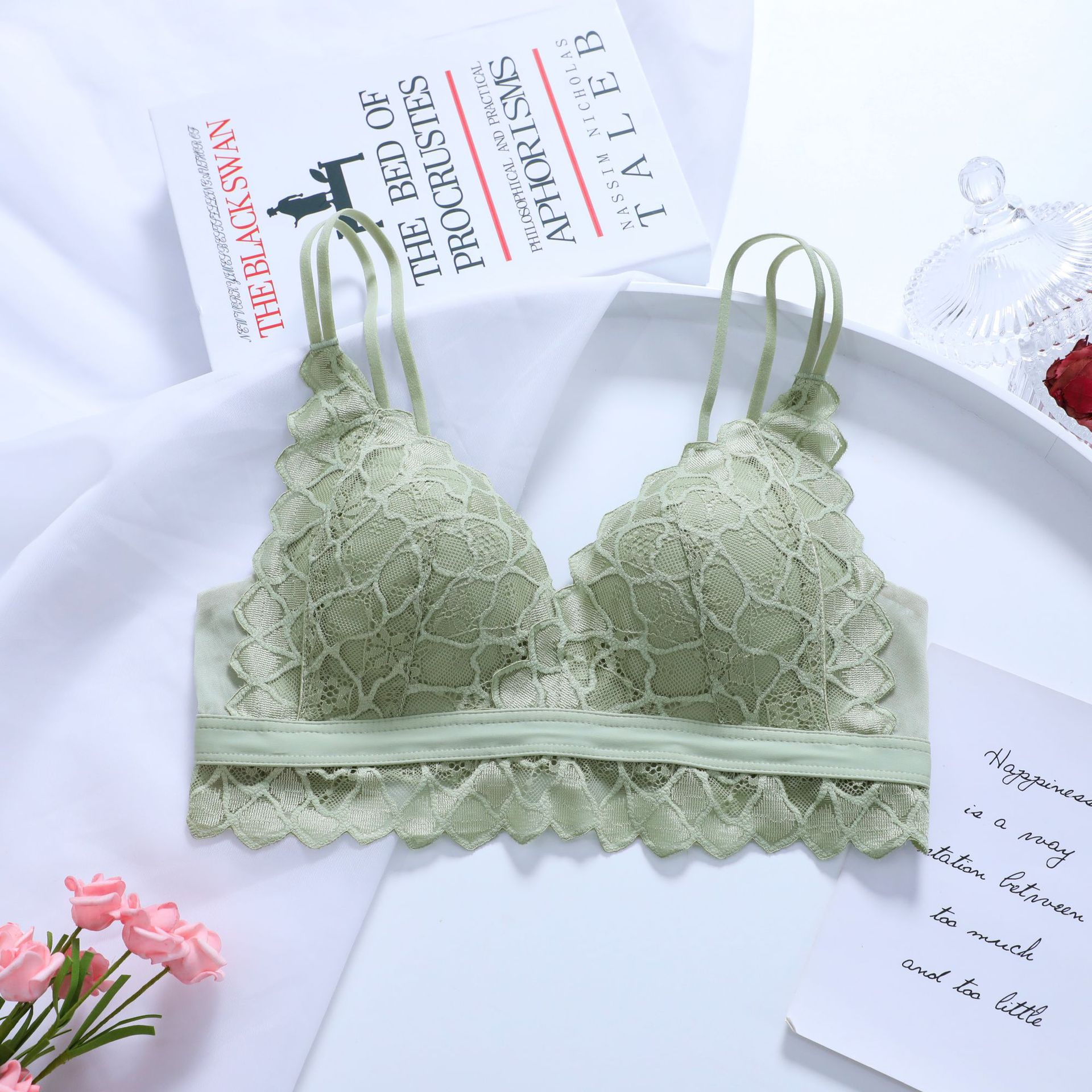 French triangle cup underwear， women sexy lace small chest gathered， thin cup bra without