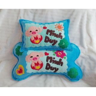 Bộ 2 gối nằm và ôm handmade cho bé hình heo con ôm tim