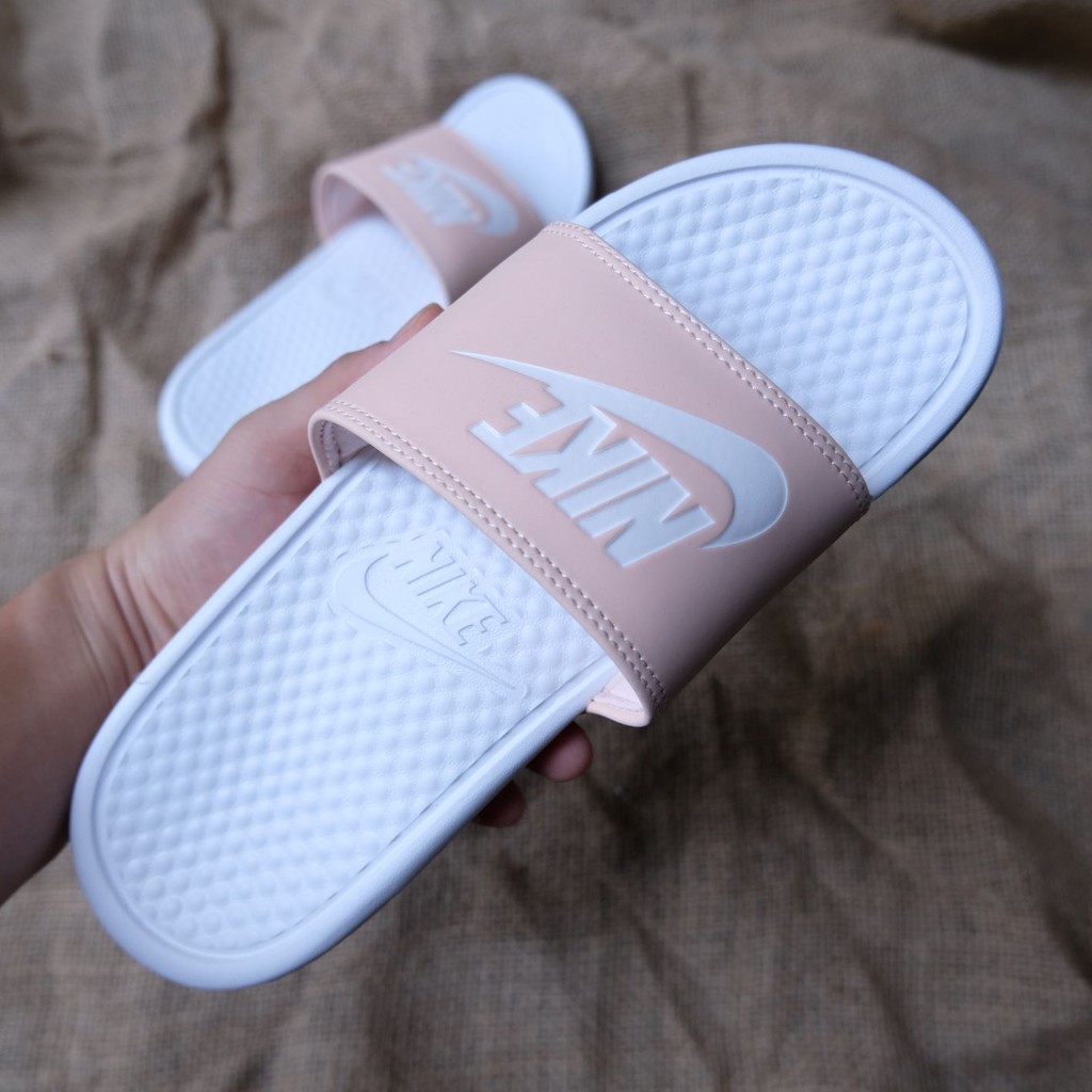 dép nike- quai ngang màu hồng đế trắng cho nữ