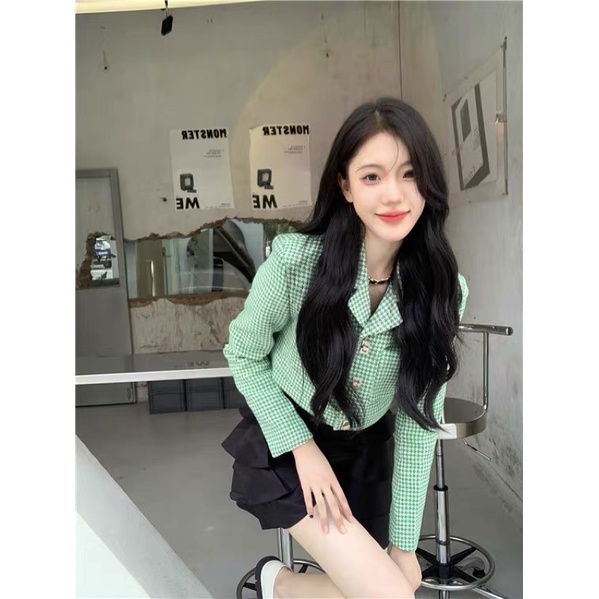 Áo dạ kẻ răng sói dáng croptop và chân váy xoè đen bánh bèo
