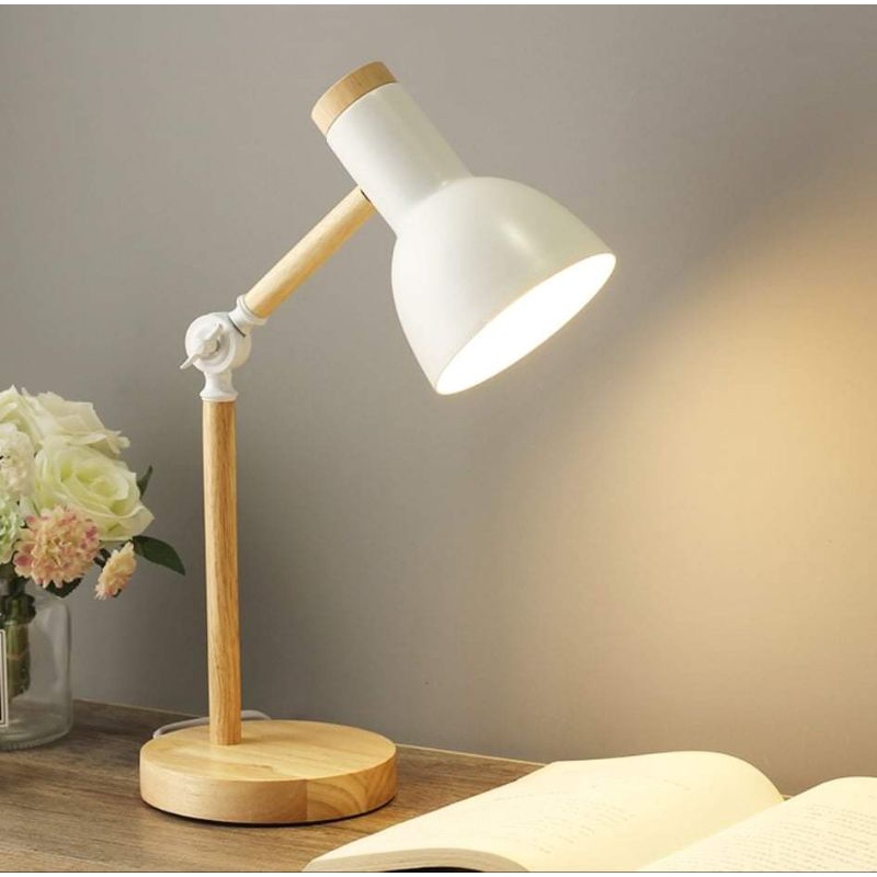 Đèn bàn học thân gỗ thân thiện, thiết kế theo phong cách Vintage Decor.