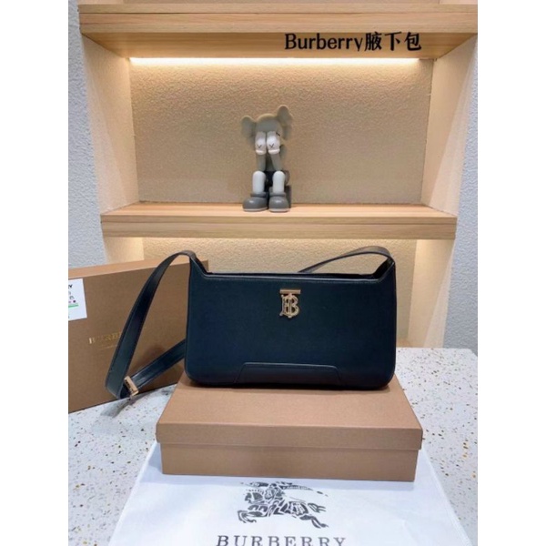 Túi xách Burberry.