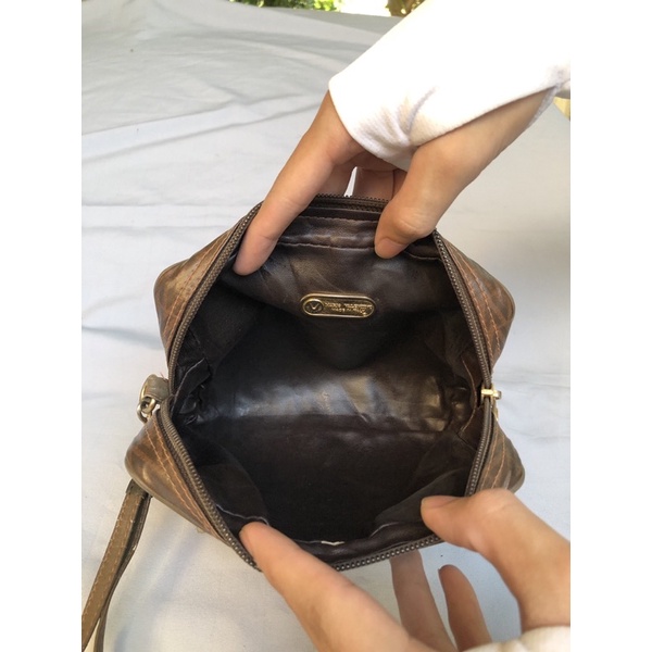 Túi ví chuẩn si. Túi ví qua sử dụng. Khách vui lòng xem hình nếu muốn biết thêm thông tin sản phẩm mời khách vô chat nhé