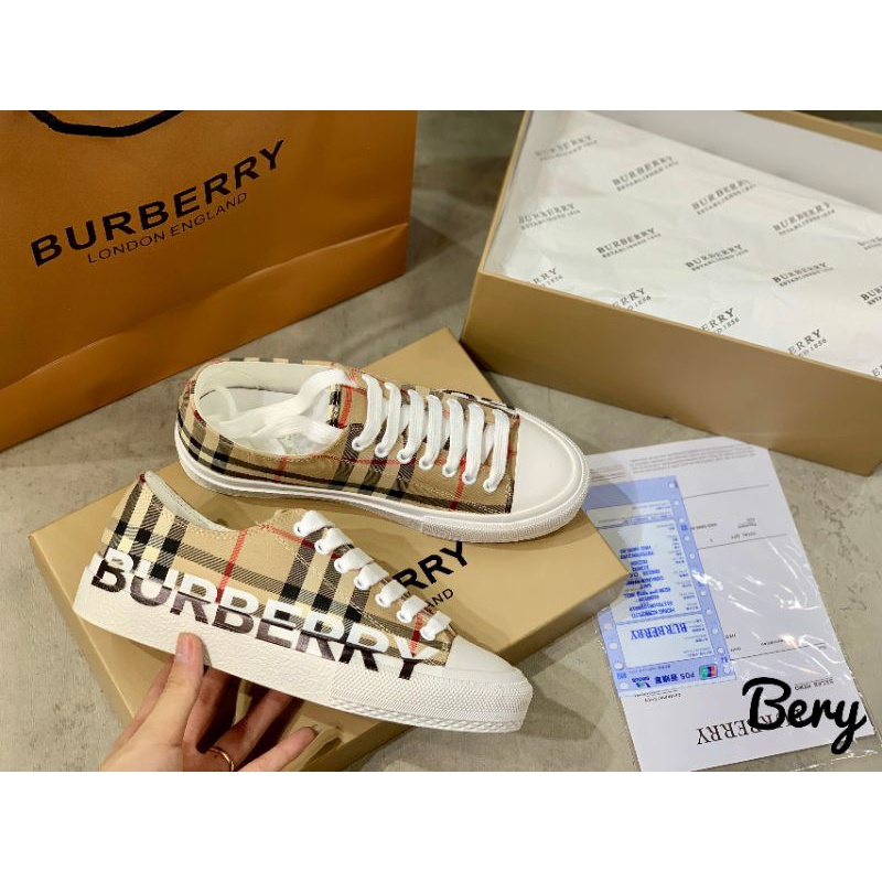 Giày thể thao cao cấp.