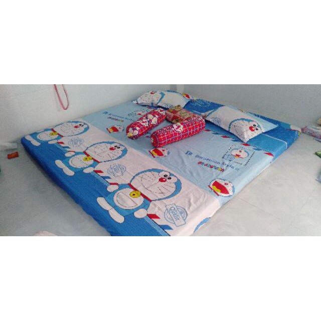 Set 1 drap nệm 2 vỏ gối nằm mẫu Doraemon tem thư 1M6X2M