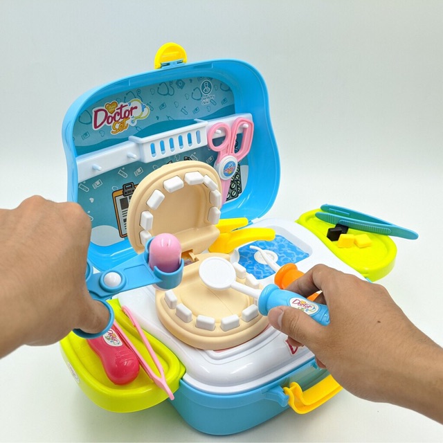 Vali nha sỉ khám răng