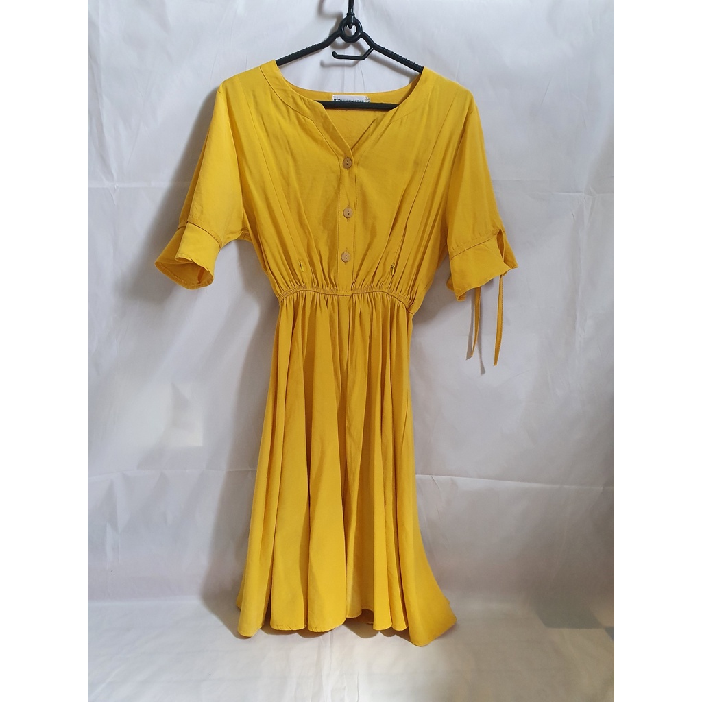 Đầm vàng tay cột nơ eo thun có khóa ngực, mẹ bỉm sữa có thể mặc tiện lợi cho con ti size S M nhỏ