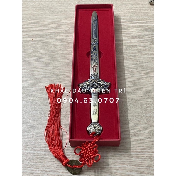 Kiếm bầy phong thuỷ, tay cầm âm dương , gắn tua rua đỏ, dài 28 cm , có hộp đựng.