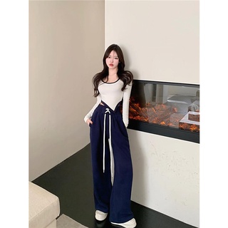 Sét áo thun croptop và quần nỉ dài ống rộng cá tính nhưng vẫn quyến rũ