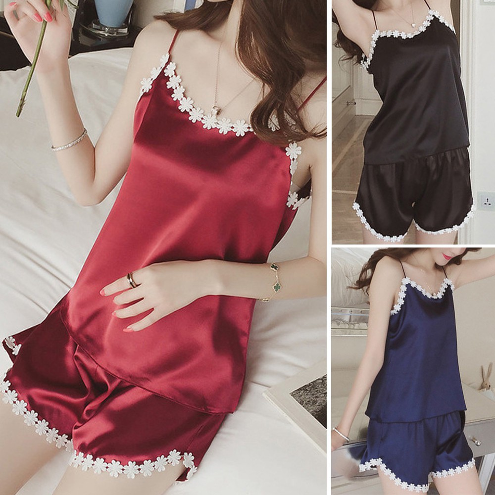Set đồ ngủ gồm áo sát nách + quần ngắn chất phi bóng quyến rũ cho phái nữ