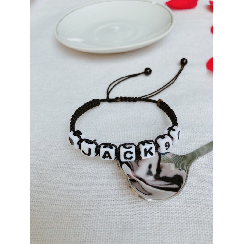 Vòng tay chữ cái theo yêu cầu kiểu chữ vuông