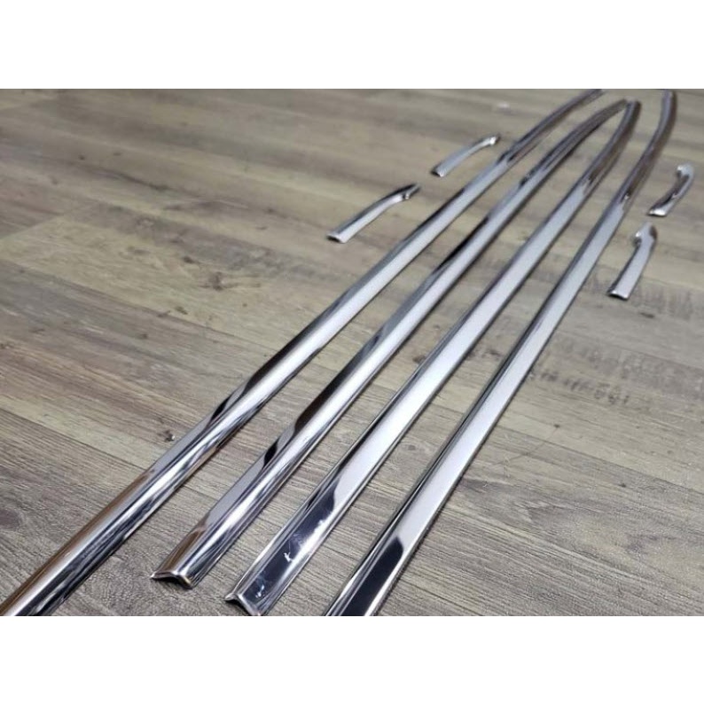 Nẹp chân kính inox xe Toyota Altis 2022 2023