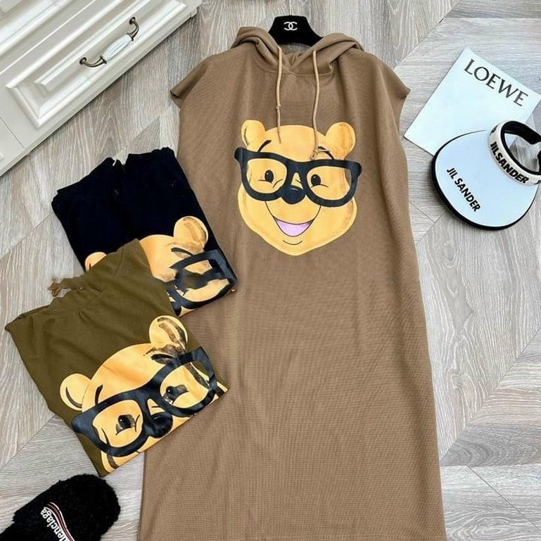 Váy sát nách len thun hình gấu đeo kính có mũ, đầm bầu form rộng dáng dài, VÁY LEN POOH SÁT NÁCH VLP219 - Tirahouse