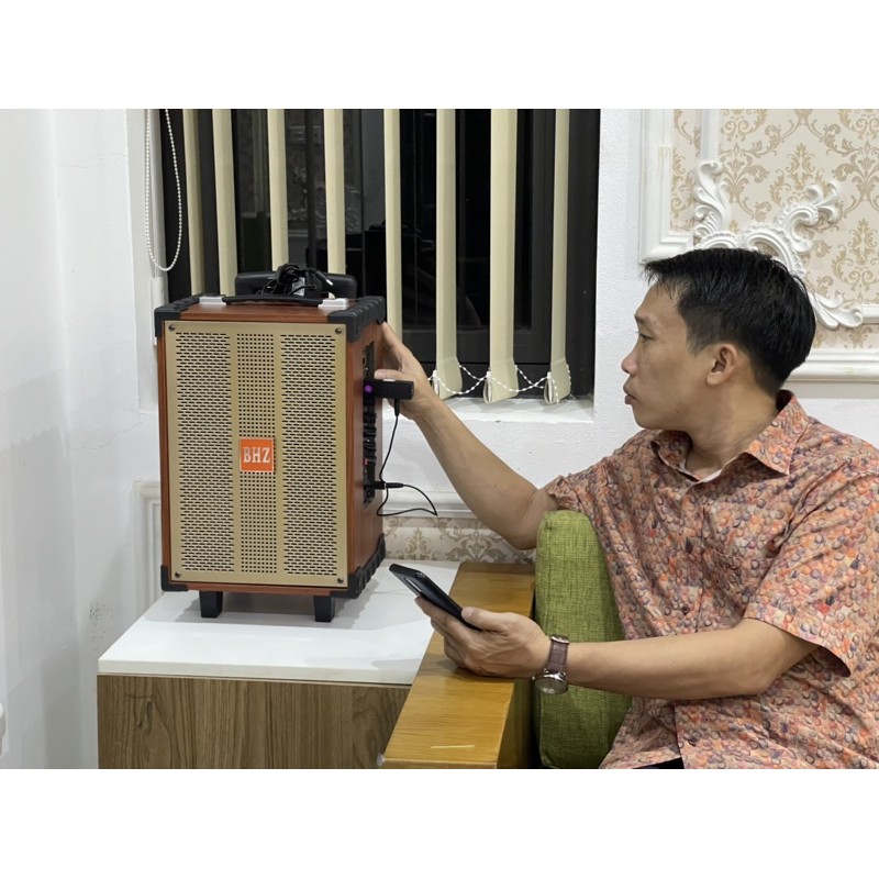 Loa kéo di động BHZ1800 kèm 2 micro cầm tay và 1 mic đeo tai không dây