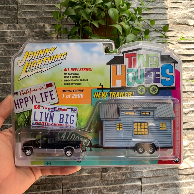 Johnny Lightning - 2002 Chevy Silverado 1500 with Tiny House - Xe mô hình tỉ lệ 1/64