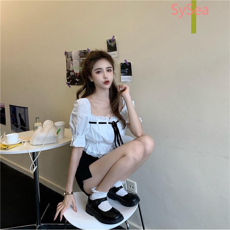 Áo Kiểu Tay Phồng Phối Ren Và Chân Váy Đen Phong Cách Nữ Tính