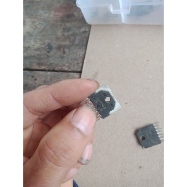 Con IC 7 chân LA7840 cho tivi crt cũ.