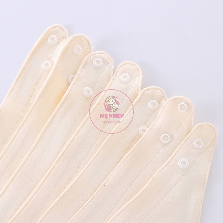 Khăn yếm tam giác giữ ấm cổ siêu mềm mịn, dày dặn, cúc bấm phía sau tiện lợi, có họa tiết tình cảm gia đình đáng yêu | BigBuy360 - bigbuy360.vn
