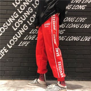 Quần jogger viền chữ
