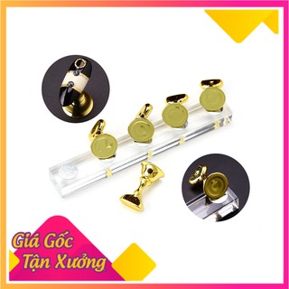 Đế gắn móng giả vàng, đế có nam châm hút giữ chắc chắn giá để trong suốt