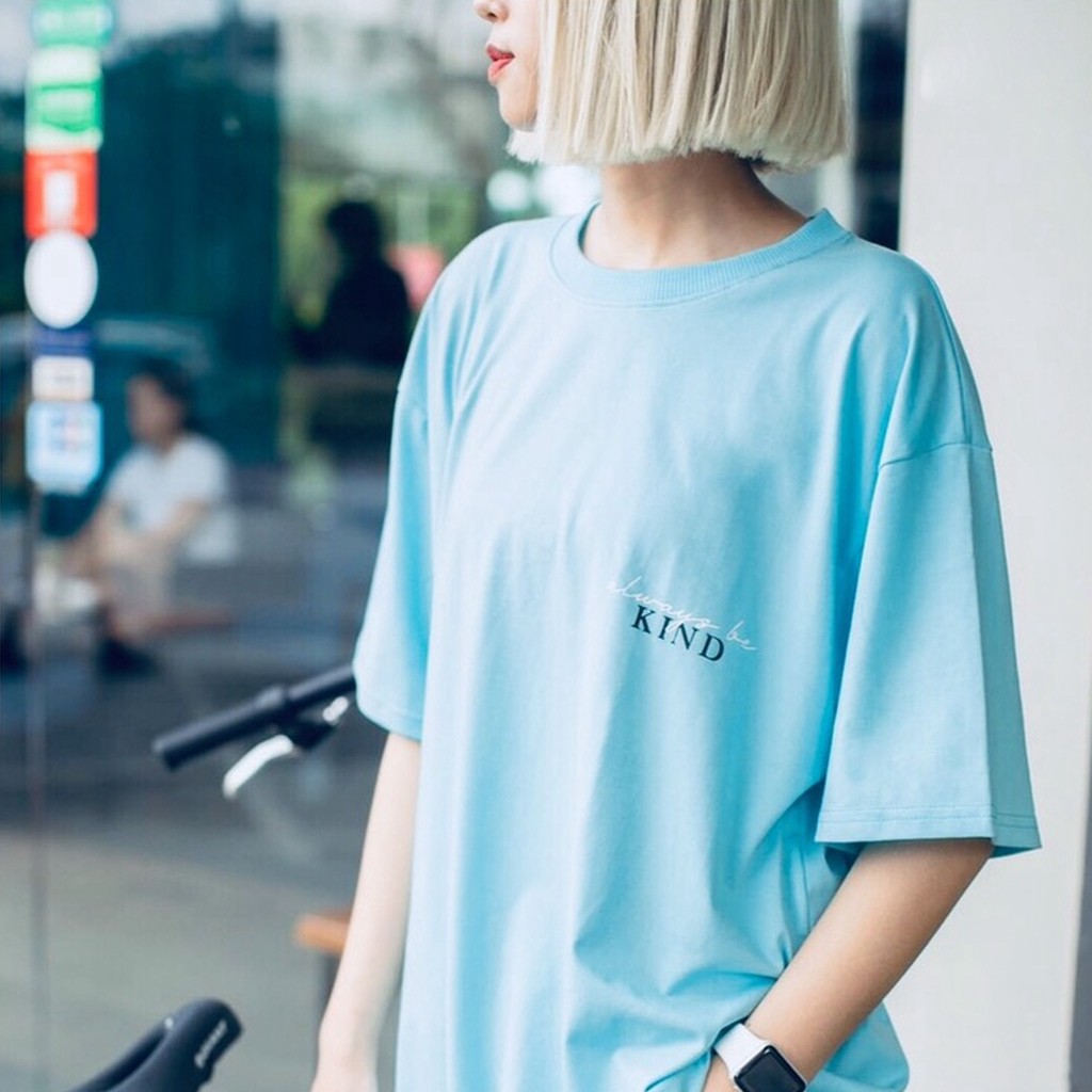 Áo thun 💕𝑭𝒓𝒆𝒆𝒔𝒉𝒊𝒑💕  Áo phông freesize form rộng dáng Unisex L04, mặc lớp, nhóm, in hình KỲ LÂN chữ KIND màu xanh dương