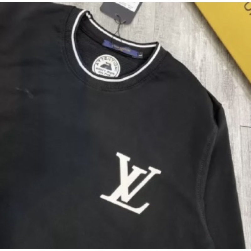 Áo nỉ LV nam có hoạ tiết phong cách thời trang giới trẻ, Áo thu đông dài tay mầu đen btshop từ 45 đến 75 kg.