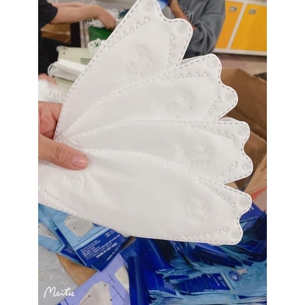 Khẩu trang 4D, 4 lớp 1 thùng người lớn 300 chiếc. Có màu : trắng, xanh, xám