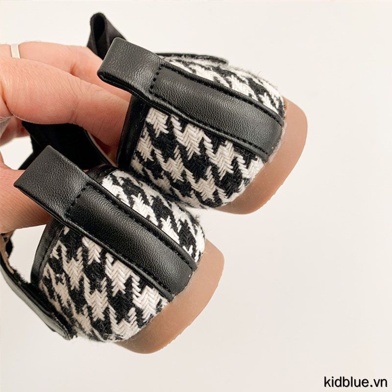 Giày sneaker đế mềm mũi tròn in caro phối nơ cột thời trang cho bé gái tập nhảy
