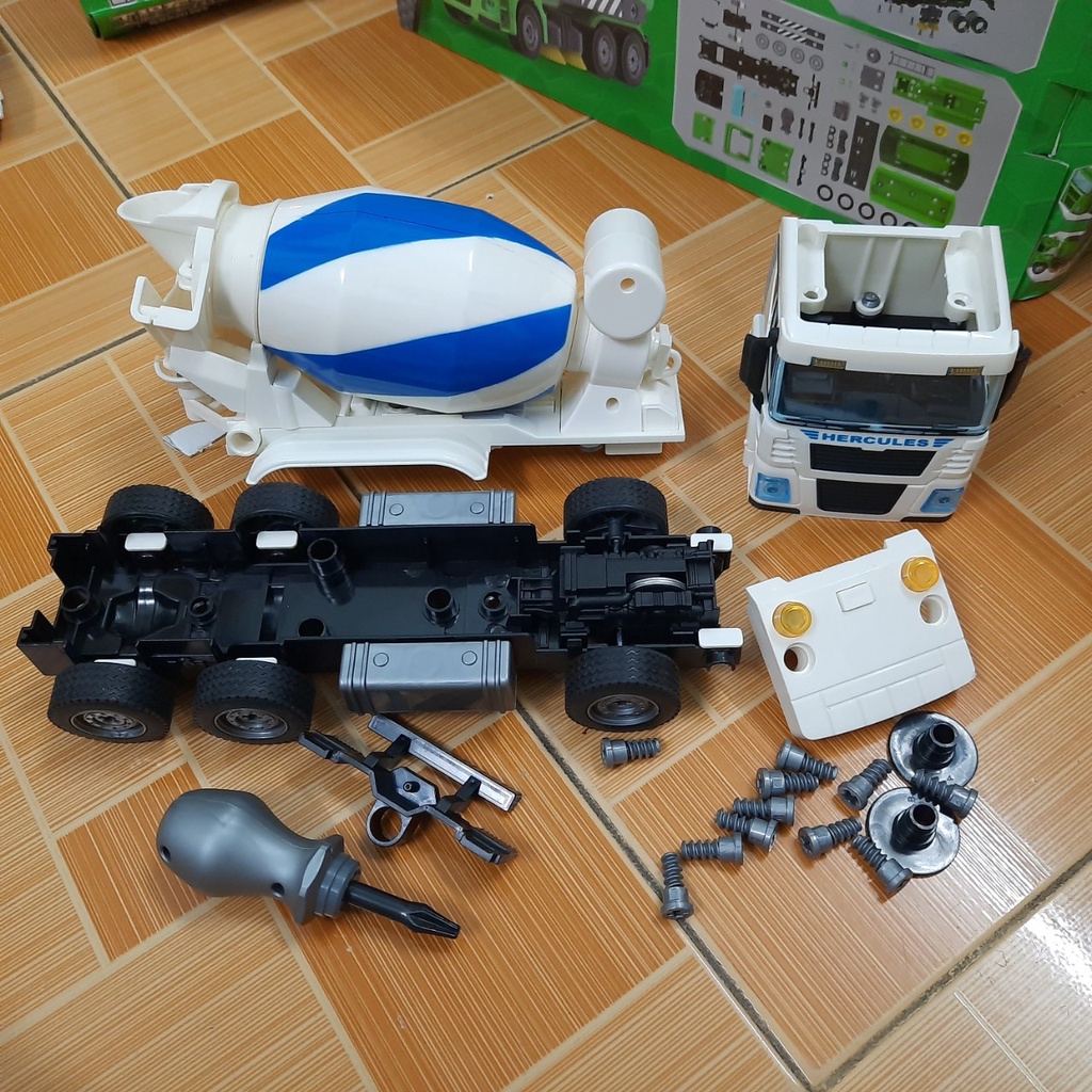 Mô hình xe chở bê tông lắp ghép bằng nhựa cao cấp gồm 82 chi tiết có âm thanh và đèn đồ chơi trẻ em