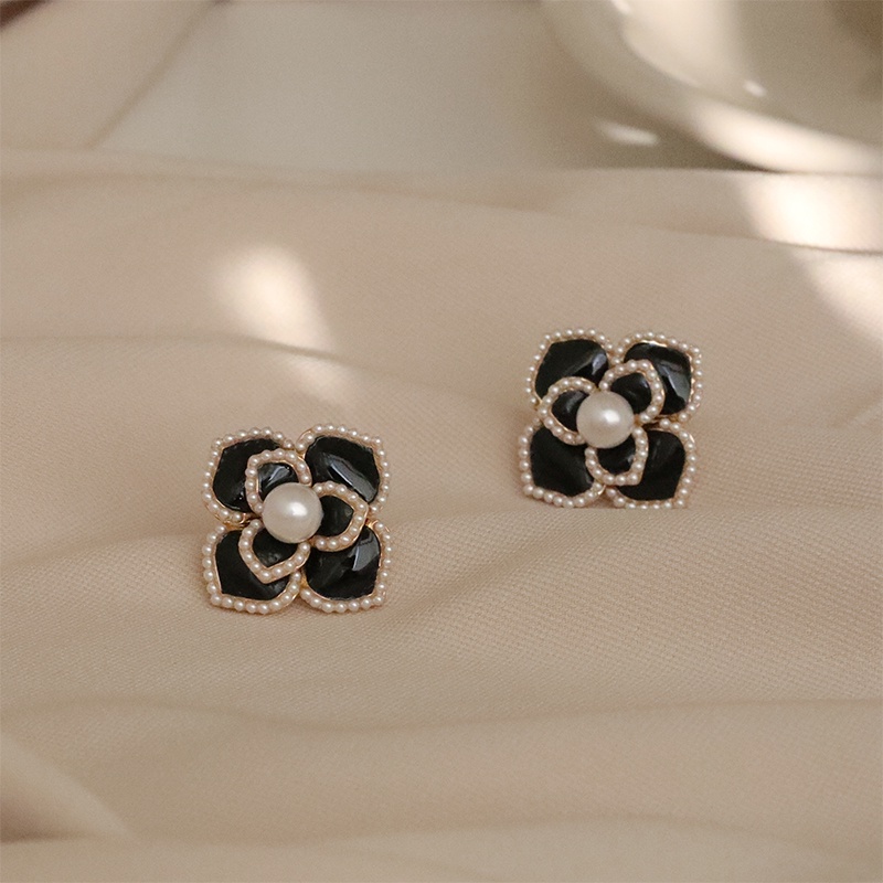 Khuyên Tai Hình Hoa Trà Đen Đính Ngọc Trai Thanh Lịch