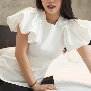 Áo trắng cổ tròn, tay phồng xinh xắn