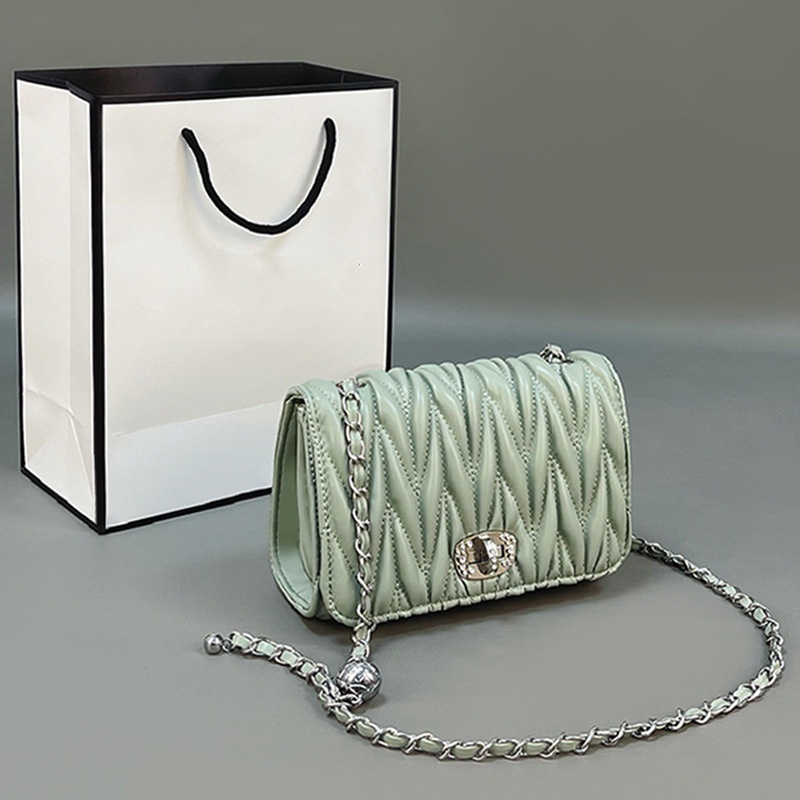 Túi xách IELGY màu trắng đính đá phối dây xích phong cách thời trang