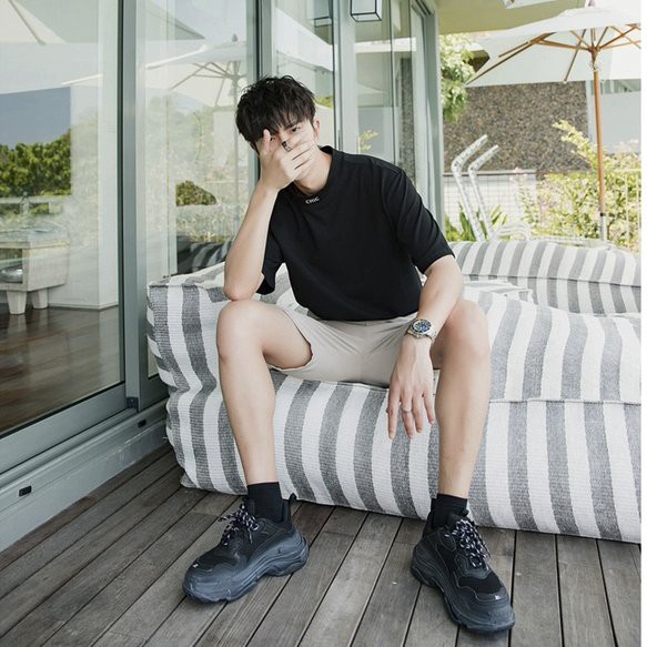 Áo thun form rộng cổ bo chữ CHIC thêu màu ĐEN