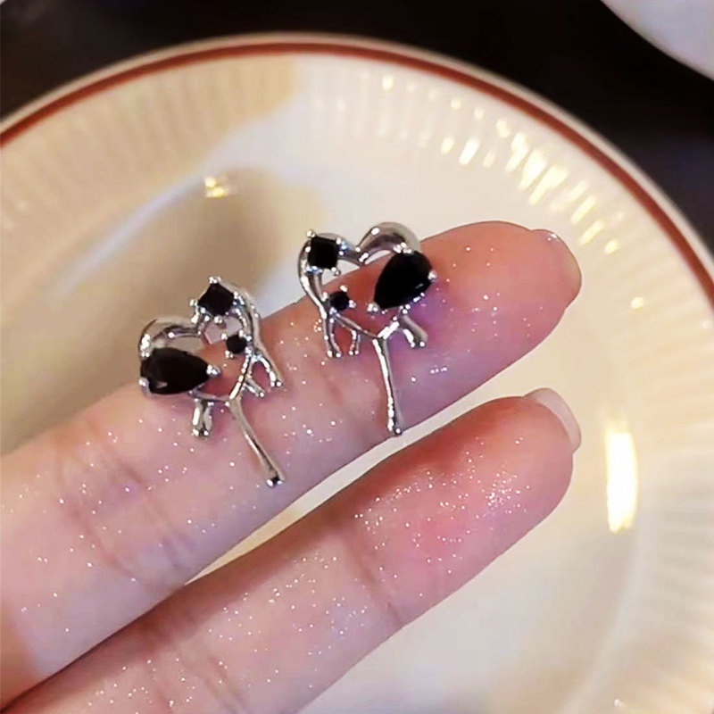Khuyên Tai Hình Trái Tim Màu Tối Thời Trang Thu Đông Cho Nữ