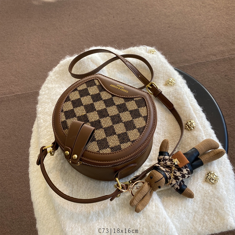 Túi tròn họa tiết bàn cờ kèm gấu- C73