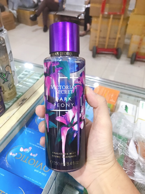 Xịt Toàn Thân Nhũ Victoria’s Secret Love Addict Shimmer 250ml