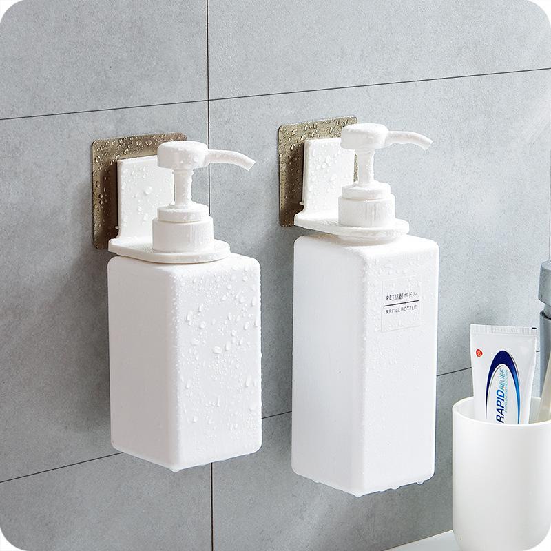 Móc dán tường treo bình nước rửa tay, dầu gội, sữa tắm có vòi xịt giúp tiết kiệm không gian nhà cửa