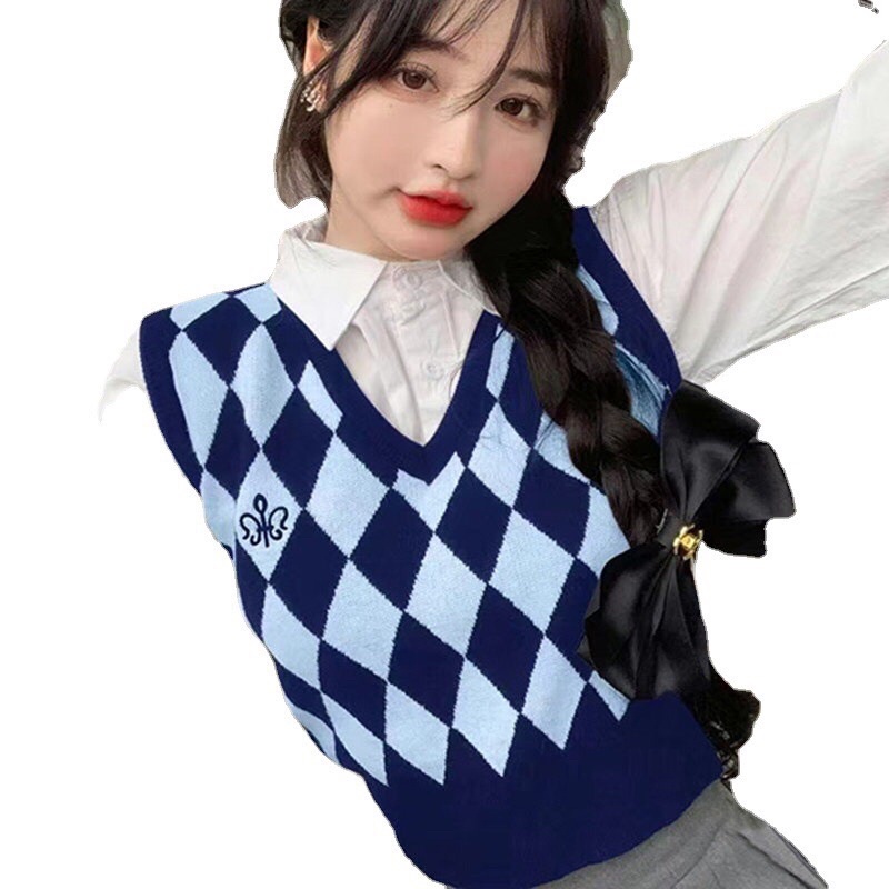 Áo gi-lê họa tiết hình thoi thêu hoa trước ngực