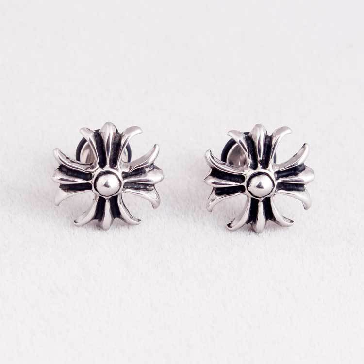 Khuyên tai, bông tai Chrome heart 4 cánh bạc.