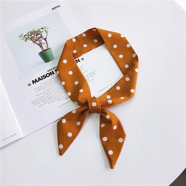 Khăn dài chấm bi.