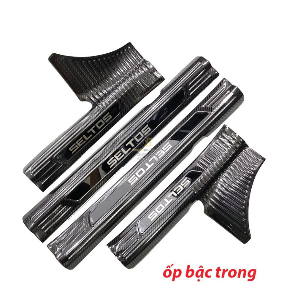 Ốp Bậc Cửa Kia Seltos 2020 - 2021 Mẫu Carbon Hàng 3D có tem đẹp