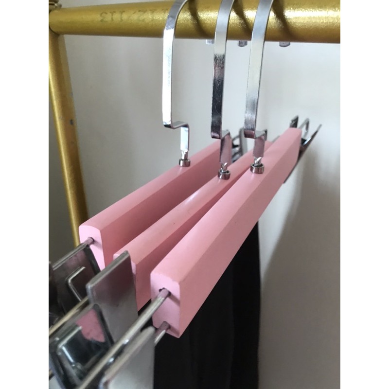 móc treo quần áo-kẹp gỗ màu hồng-đầu kẹp inox-đầu móc xoay 360 độ tiện lợi-chuyên dùng cho shop-gia đình,...