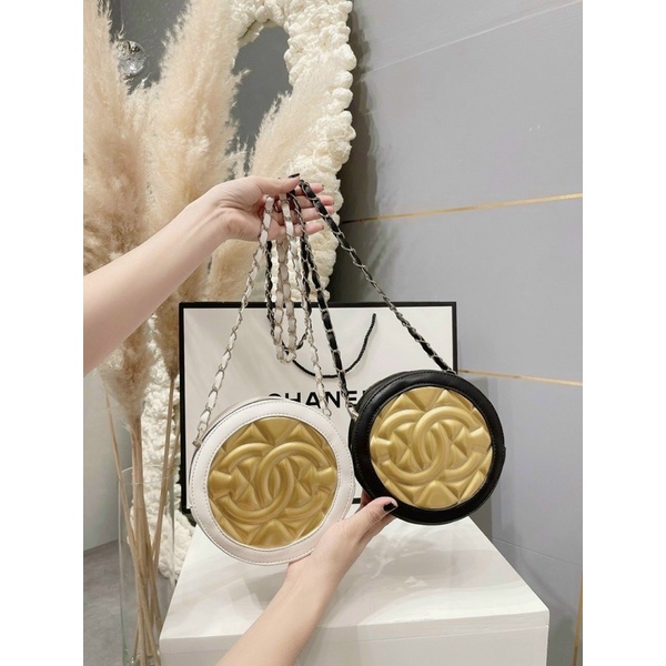 Túi Đeo Chéo Hình Tròn Logo Dập Nổi Màu Vàng Đồng