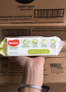 Khăn Giấy Ướt Em Bé Huggies (Bịch 64 miếng)