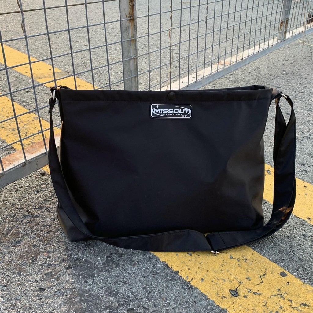 TÚI ĐEO CHÉO MST SHOULDER BAG | BigBuy360 - bigbuy360.vn