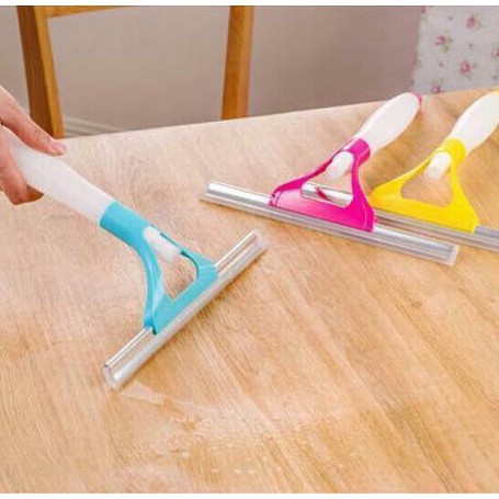 Cây Gạt Kính Cầm Tay Kèm Bình Xịt Tiện Dụng