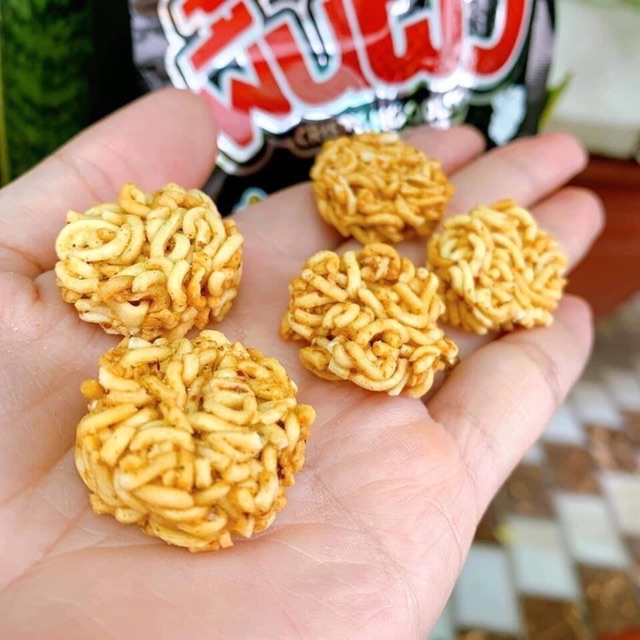 1 BỊCH 12 GÓI SNACK MỲ GÀ CAY VIÊN THÁI LAN